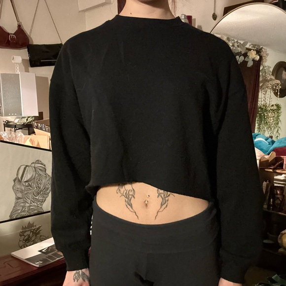 black cropped sweatshirt - Picture 2 of 9